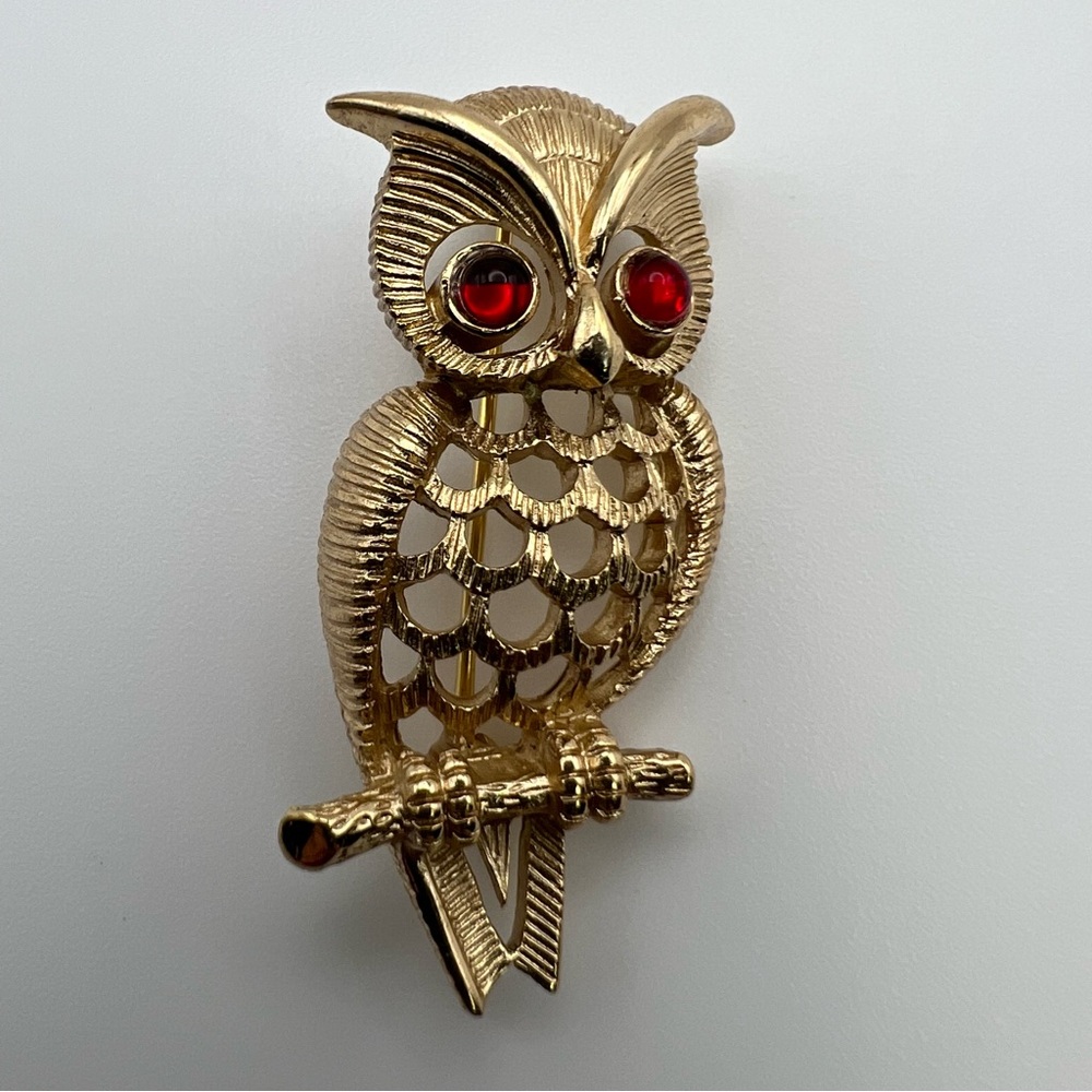 Avon Gold Tone Red Glass Cab Open Owl Brooch